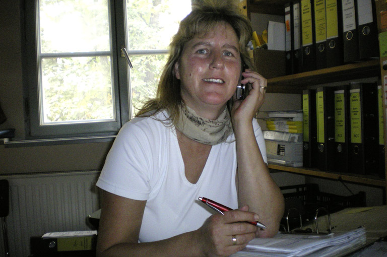  Karin Schmidt ist seit 1993 Projektorganisatorin und Buchhalterin